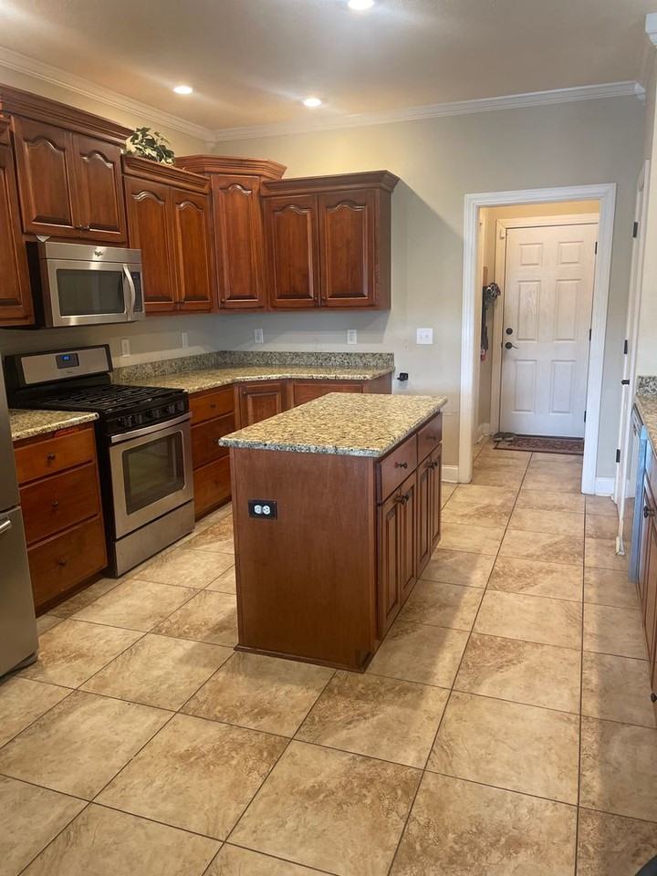 670 Uniola Dr - Photo 4 of 22