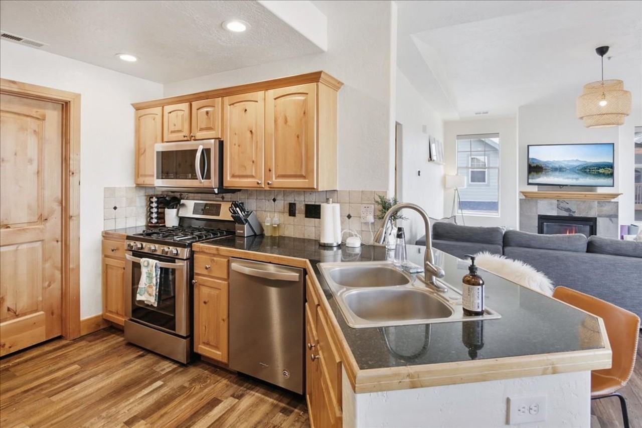 1734 Redstone Ave #E - Photo 3 of 13