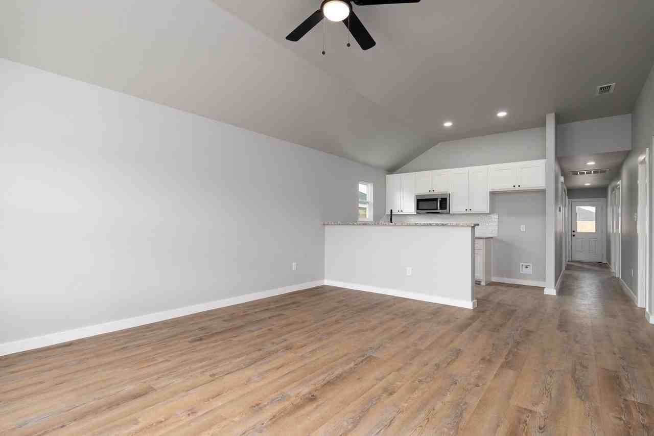 195 Tombstone Rd - Photo 3 of 33