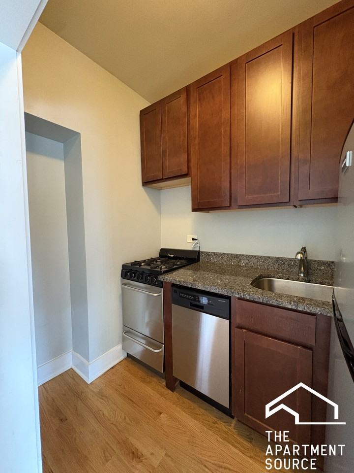 1164 N Dearborn St #411 - Photo 2 of 13