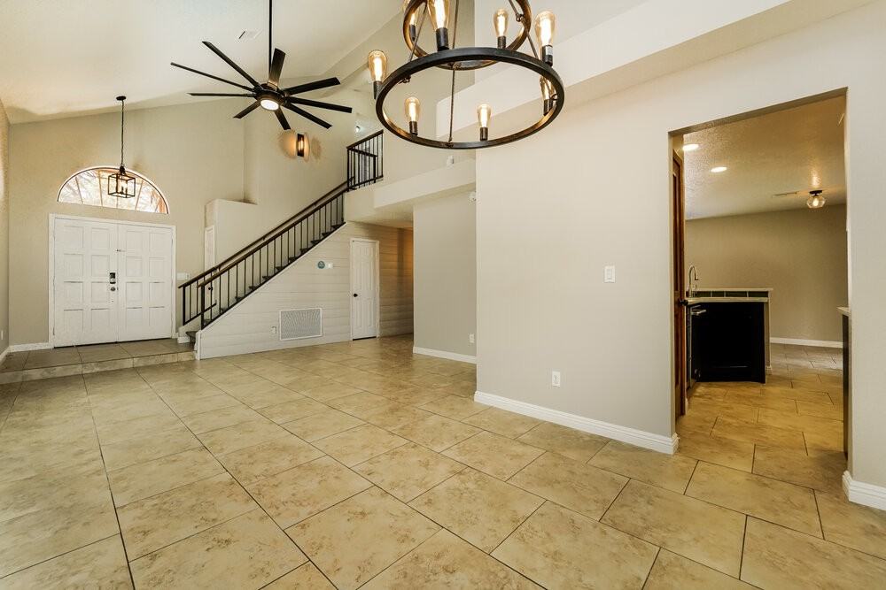 8892 N Lessing Ct - Photo 6 of 17