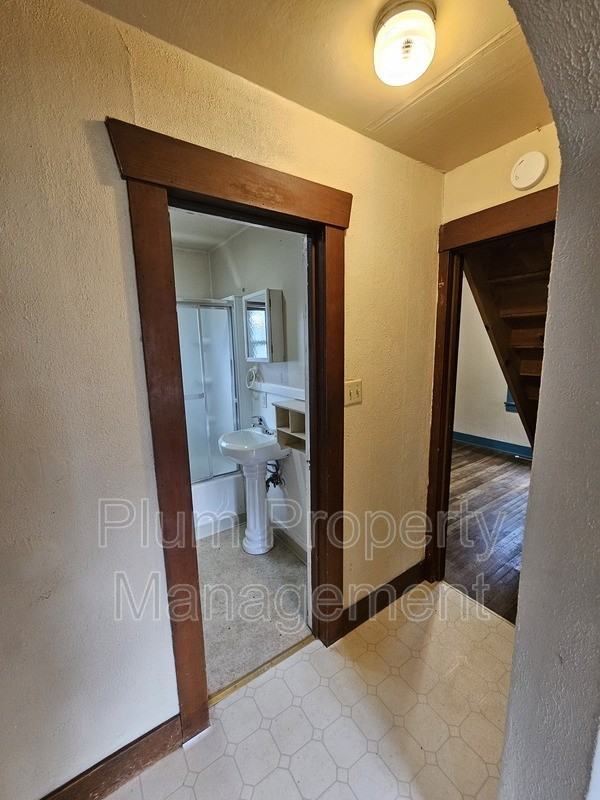 1405 River Rd - Photo 2 of 45