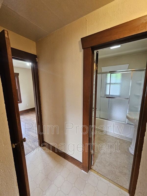 1405 River Rd - Photo 3 of 45