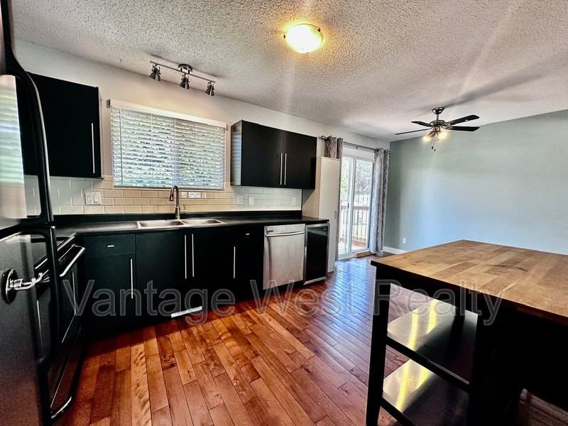 851 Rutland Rd S - Photo 5 of 36