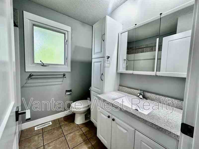 851 Rutland Rd S - Photo 7 of 36