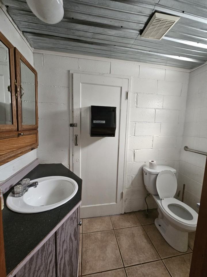 22090 N Us Highwayunit B #B - Photo 7 of 8