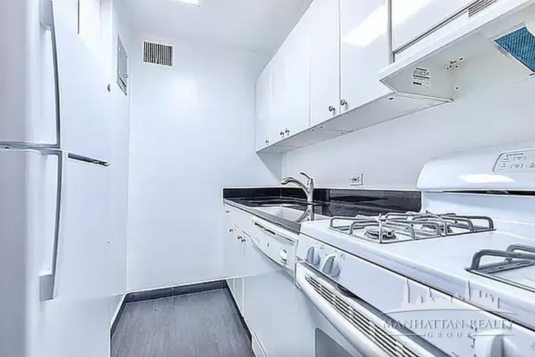 E 46th St #4V - Photo 3 of 5