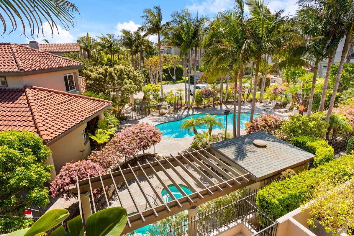 19228 Seabrook Ln - Photo 2 of 30