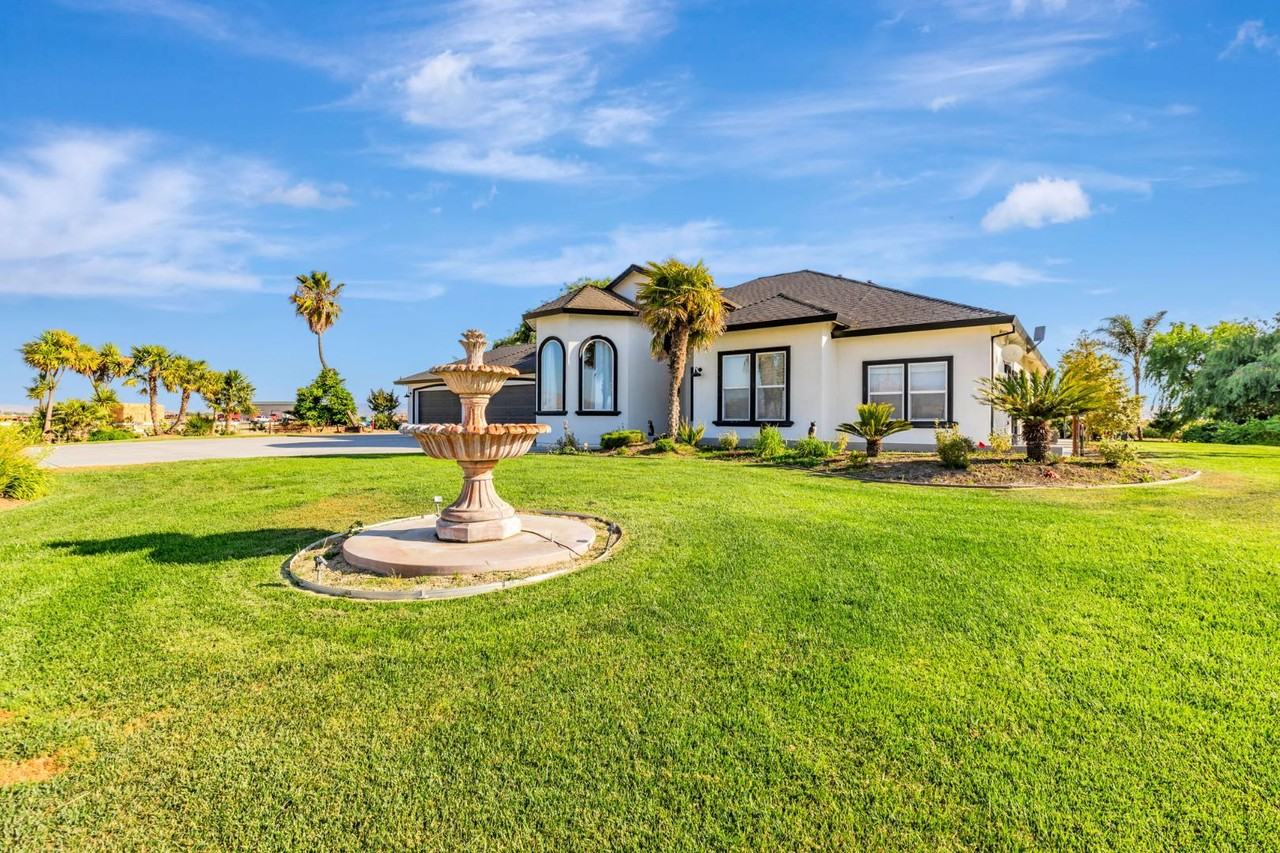 1353 Perry Ct - Photo 2 of 10