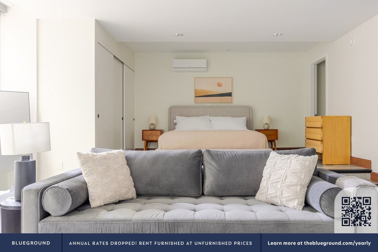 110 West Ocean Boulevard - Photo 4 of 21