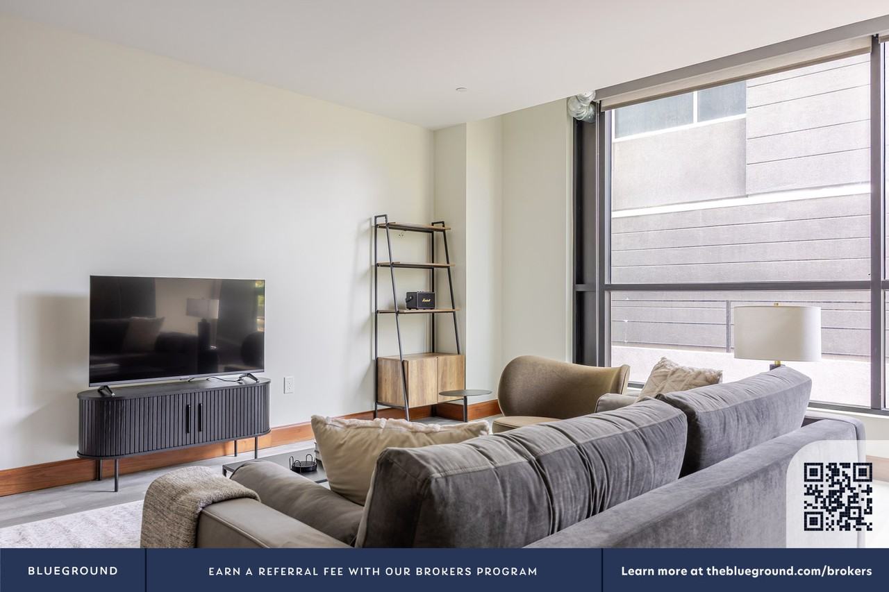 110 West Ocean Boulevard - Photo 5 of 21