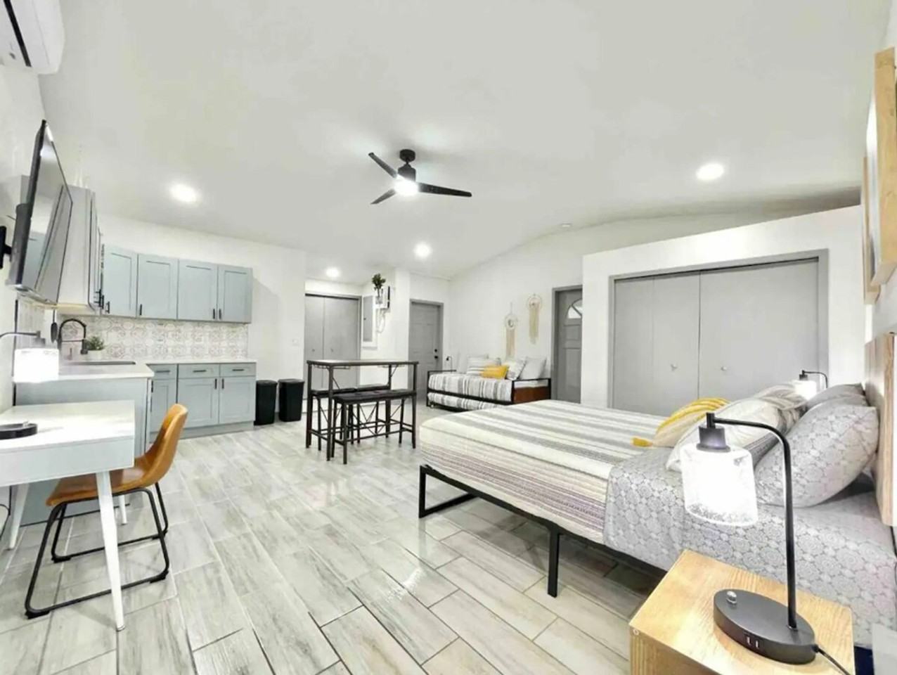 1221 Corbett Ln #1094190P - Photo 2 of 8