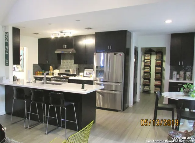 207 E Castle Ln - Photo 3 of 19