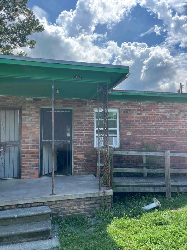 694 Hickory St - Photo 2 of 18