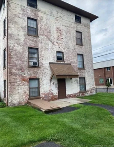 64 Van Block Ave - Photo 2 of 6