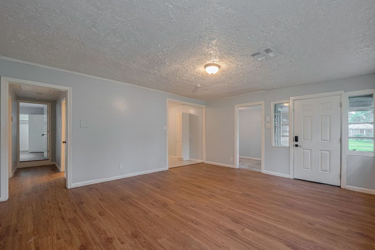 4906 Larkspur St - Photo 3 of 18