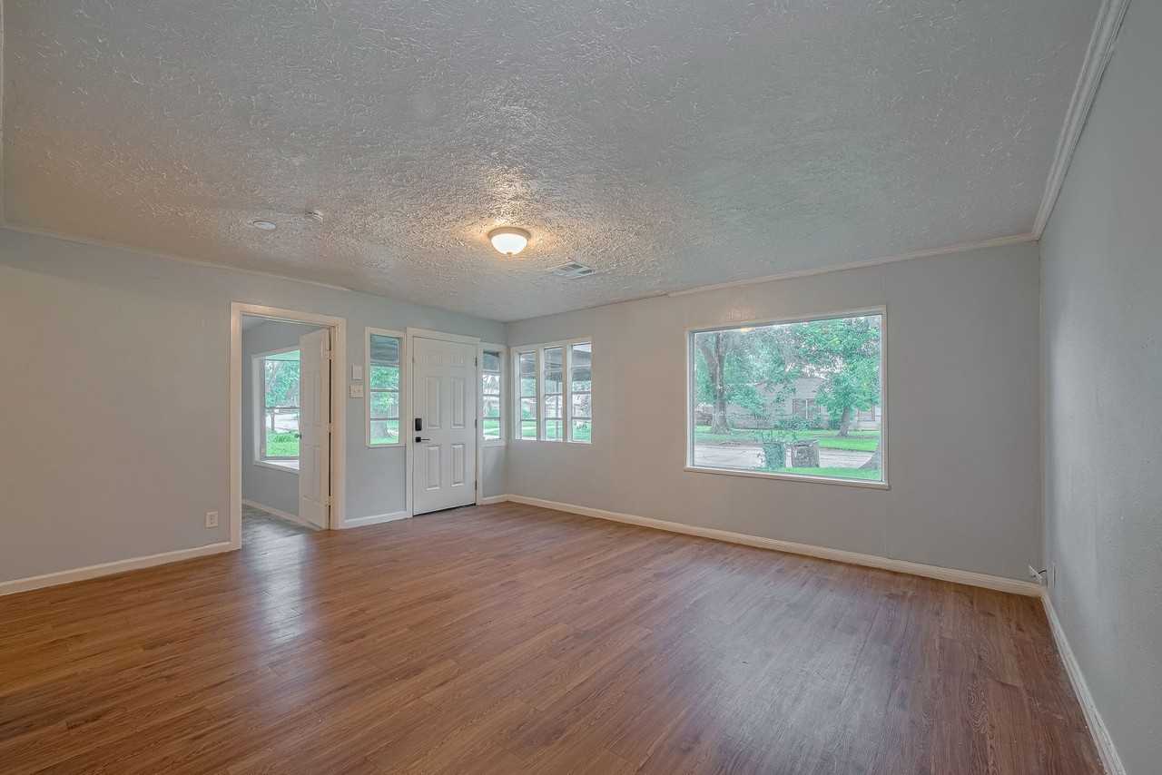 4906 Larkspur St - Photo 4 of 18