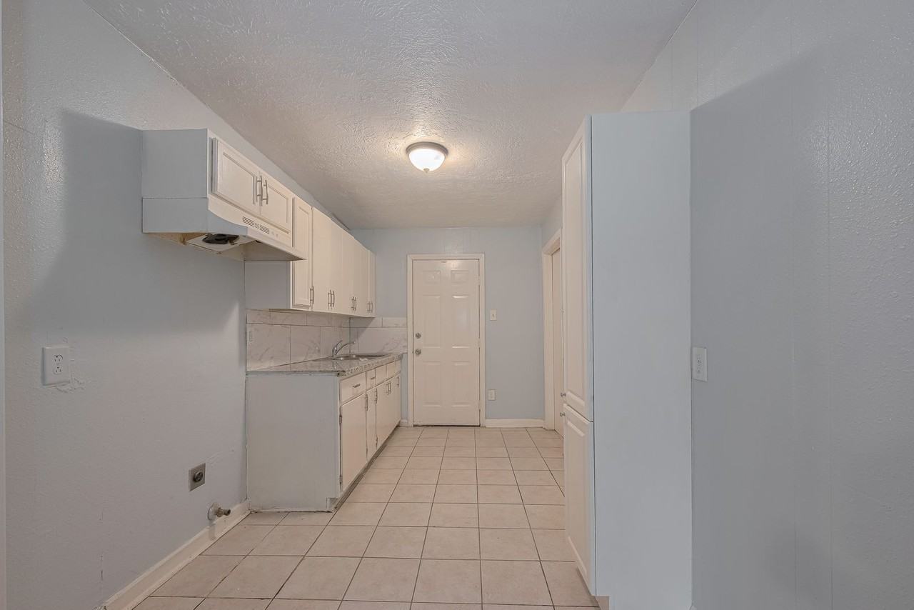 4906 Larkspur St - Photo 5 of 18