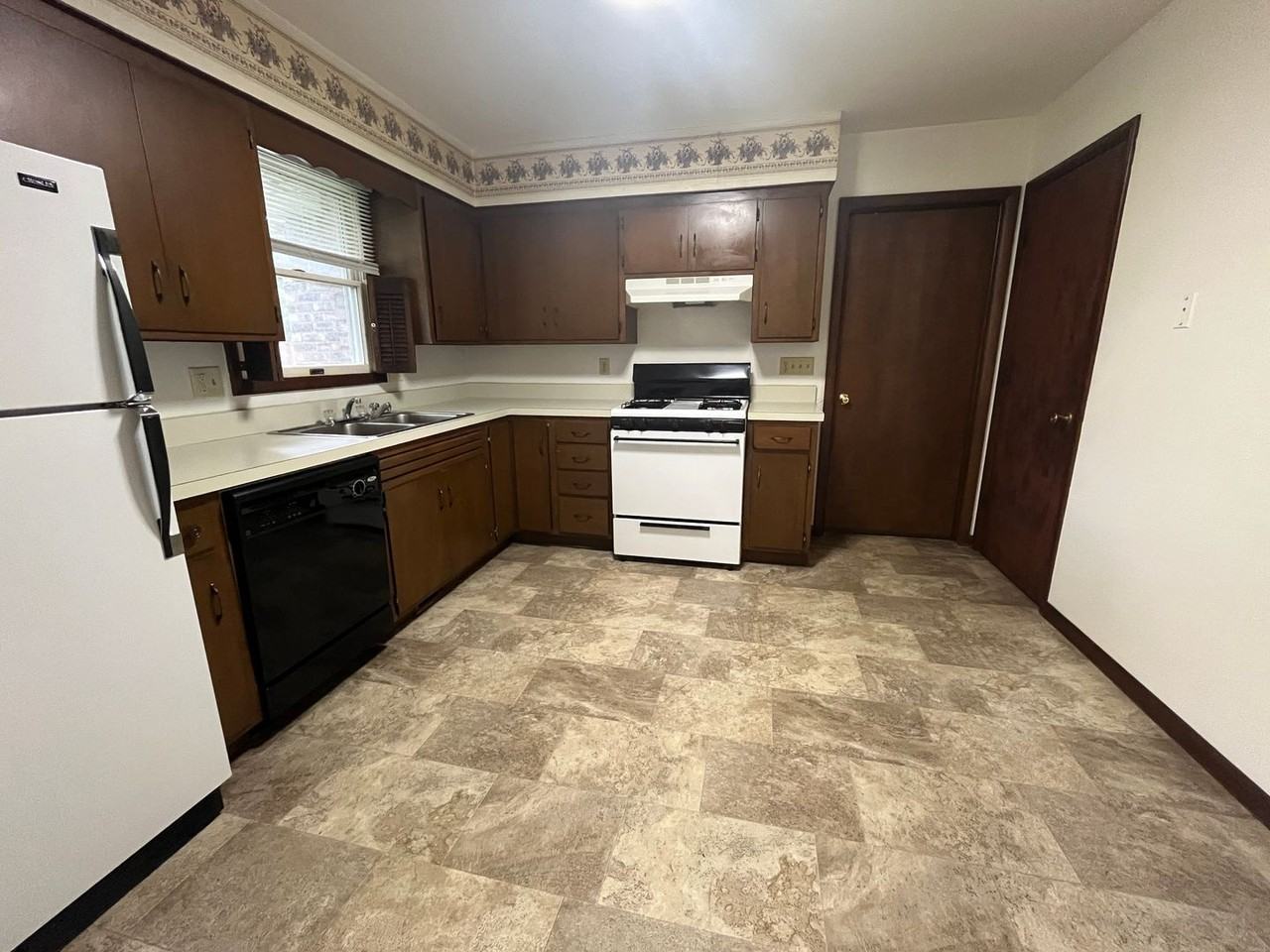 606A Revere Dr - Photo 2 of 9