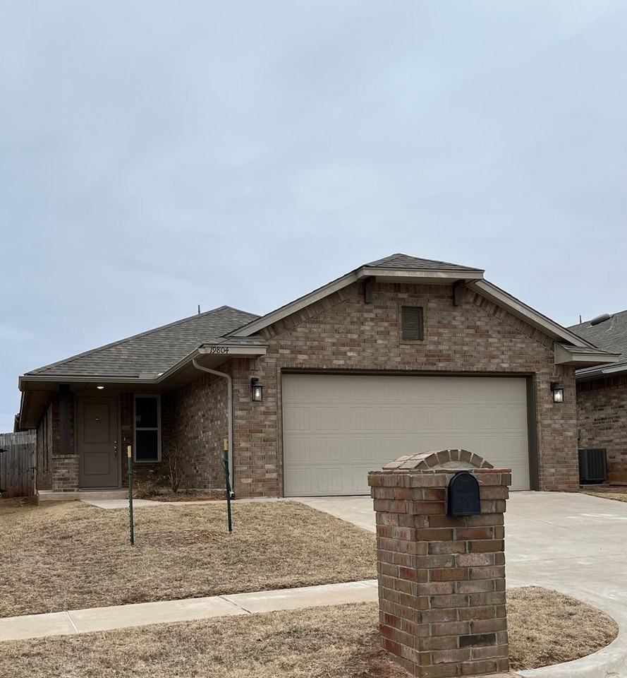 19804 Barrister Cir - Photo 2 of 10