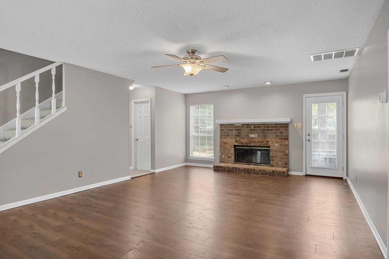 300 Davis Rd - Photo 6 of 30