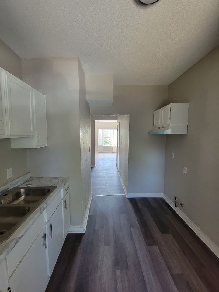 Updated 2 Bedroom Apartments - Photo 4 of 5