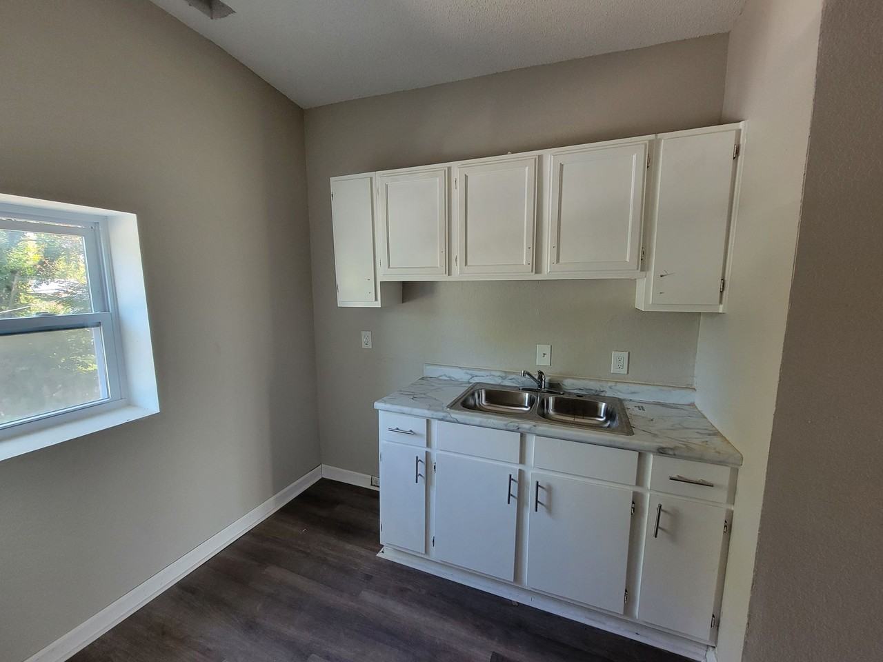 Updated 2 Bedroom Apartments - Photo 5 of 5