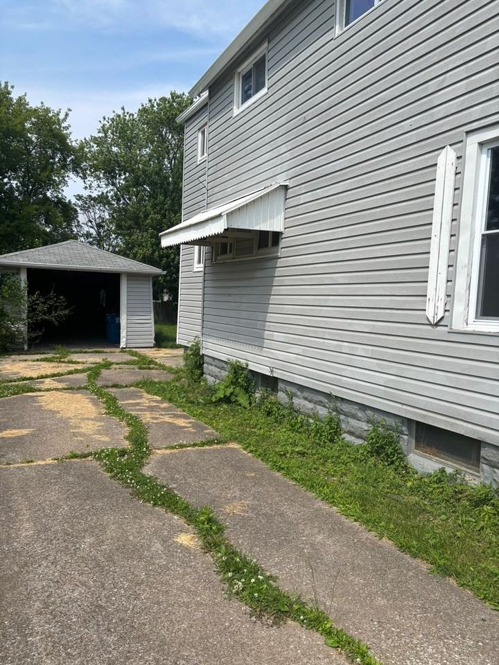 607 E 34th St - Photo 3 of 41