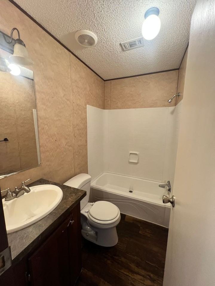 512 W Alabama Ave - Photo 2 of 5
