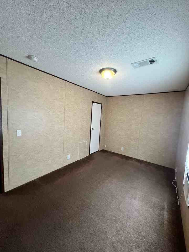 512 W Alabama Ave - Photo 3 of 5