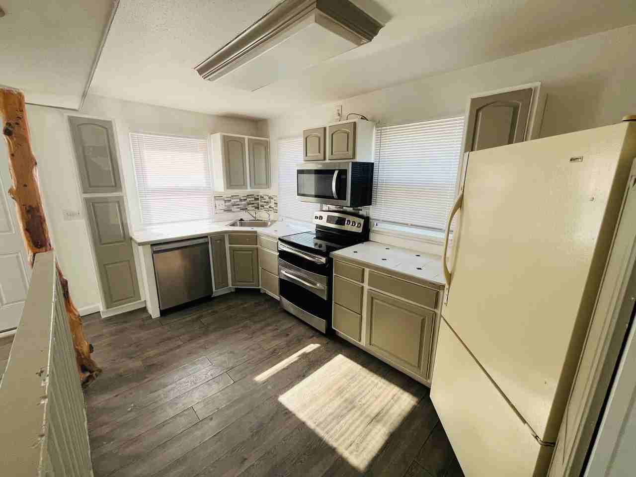 217 Jackson St - Photo 3 of 25