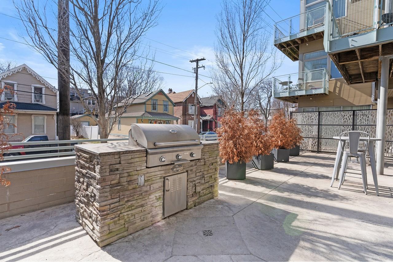 32 West - Photo 7 of 50