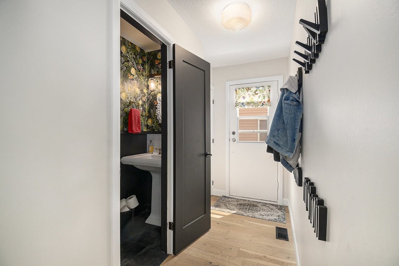 1147 Ste-Thérèse Lane - Photo 3 of 15