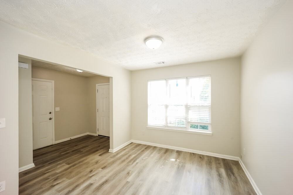 9422 Lakeview Rd - Photo 4 of 17