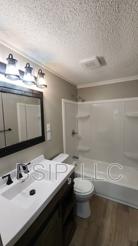 1135 Ne Chester Ave - Photo 3 of 11