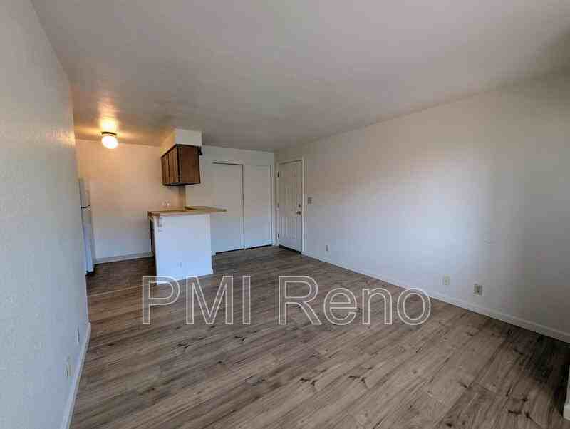 1015 Locust St #E - Photo 2 of 7