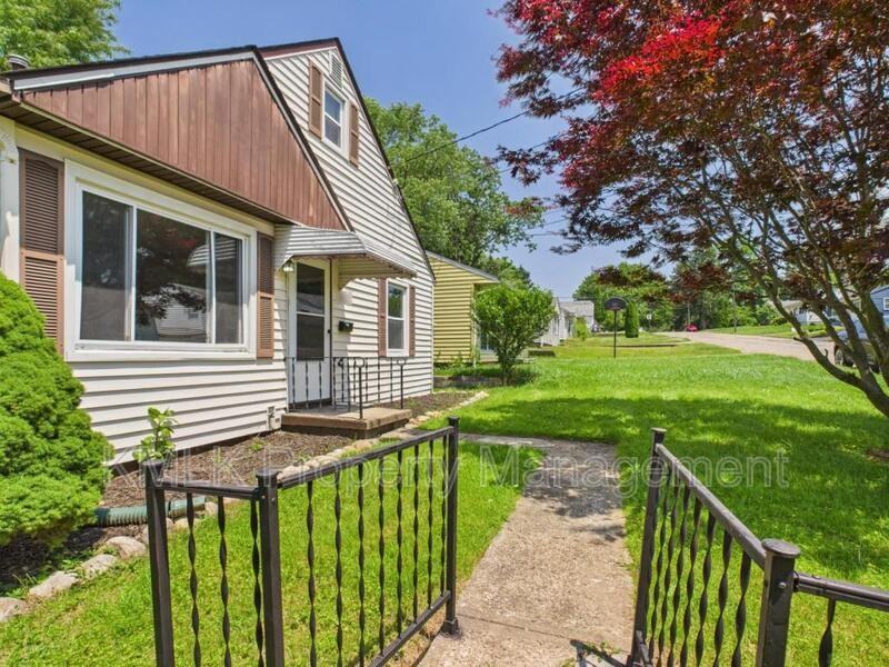 593 Franklin Ave - Photo 3 of 33