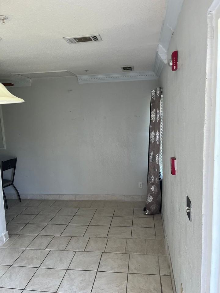 407 W Moore St - Photo 2 of 8