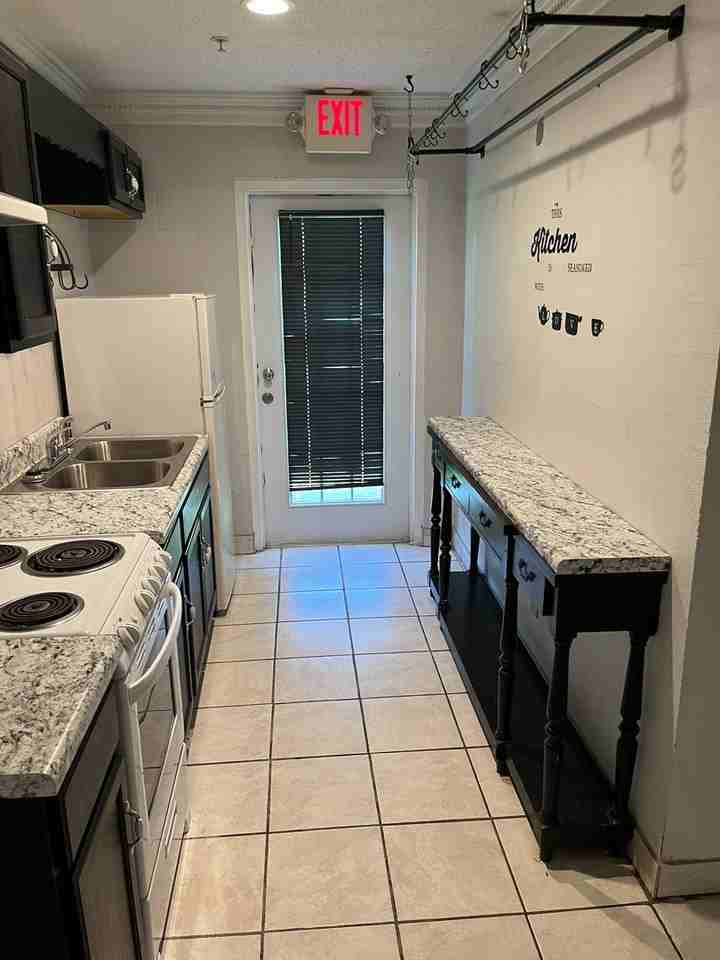 407 W Moore St - Photo 4 of 8