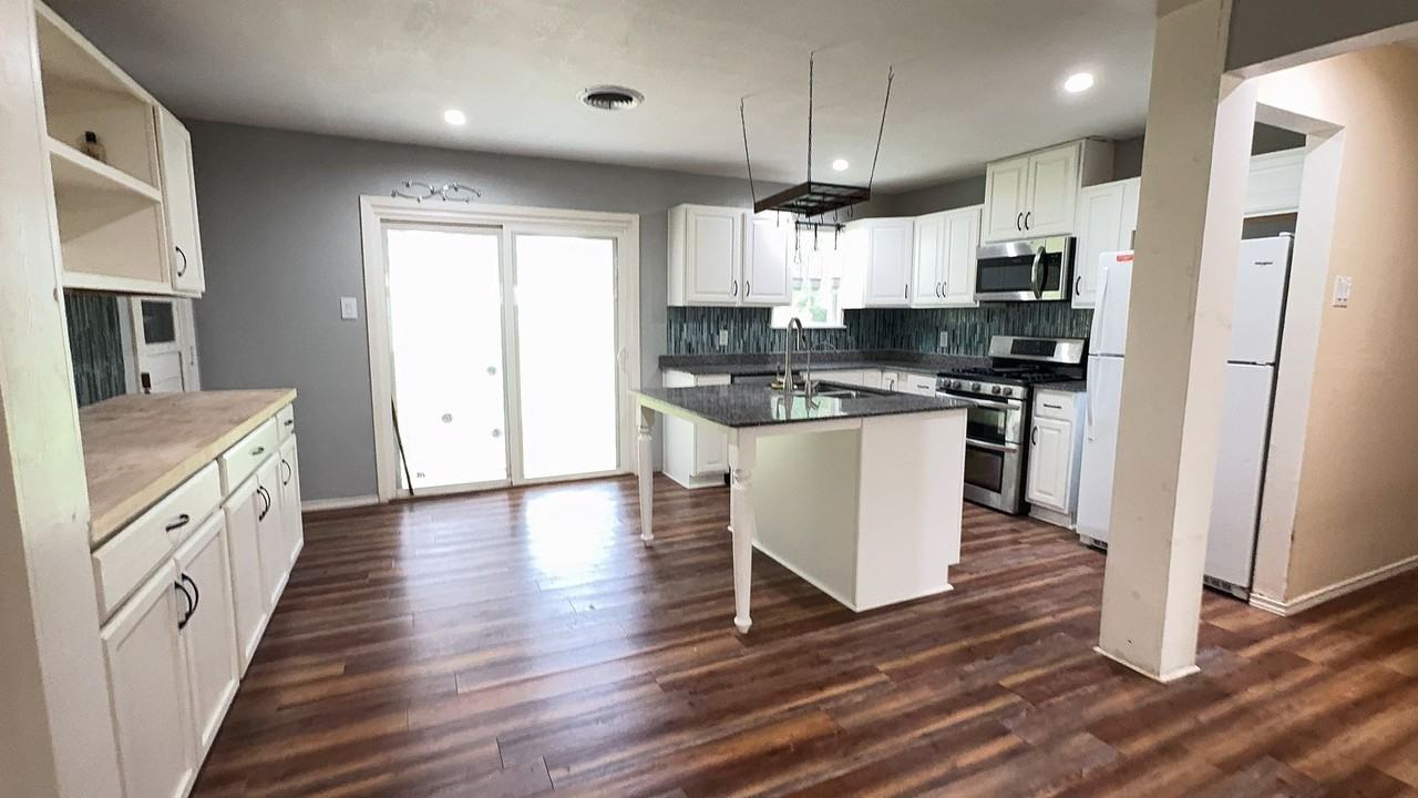 911 Leonhard St - Photo 4 of 10