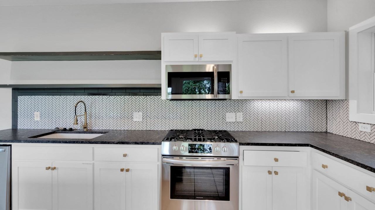 217 E 33rd Pl - Photo 5 of 23