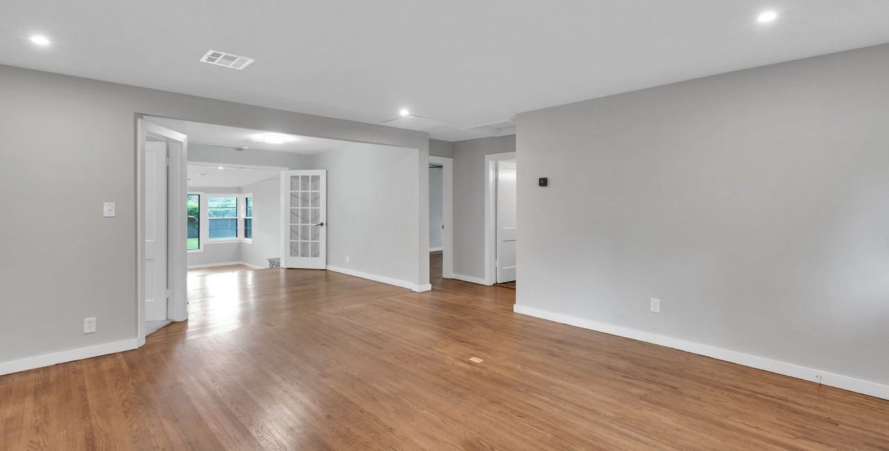217 E 33rd Pl - Photo 7 of 23