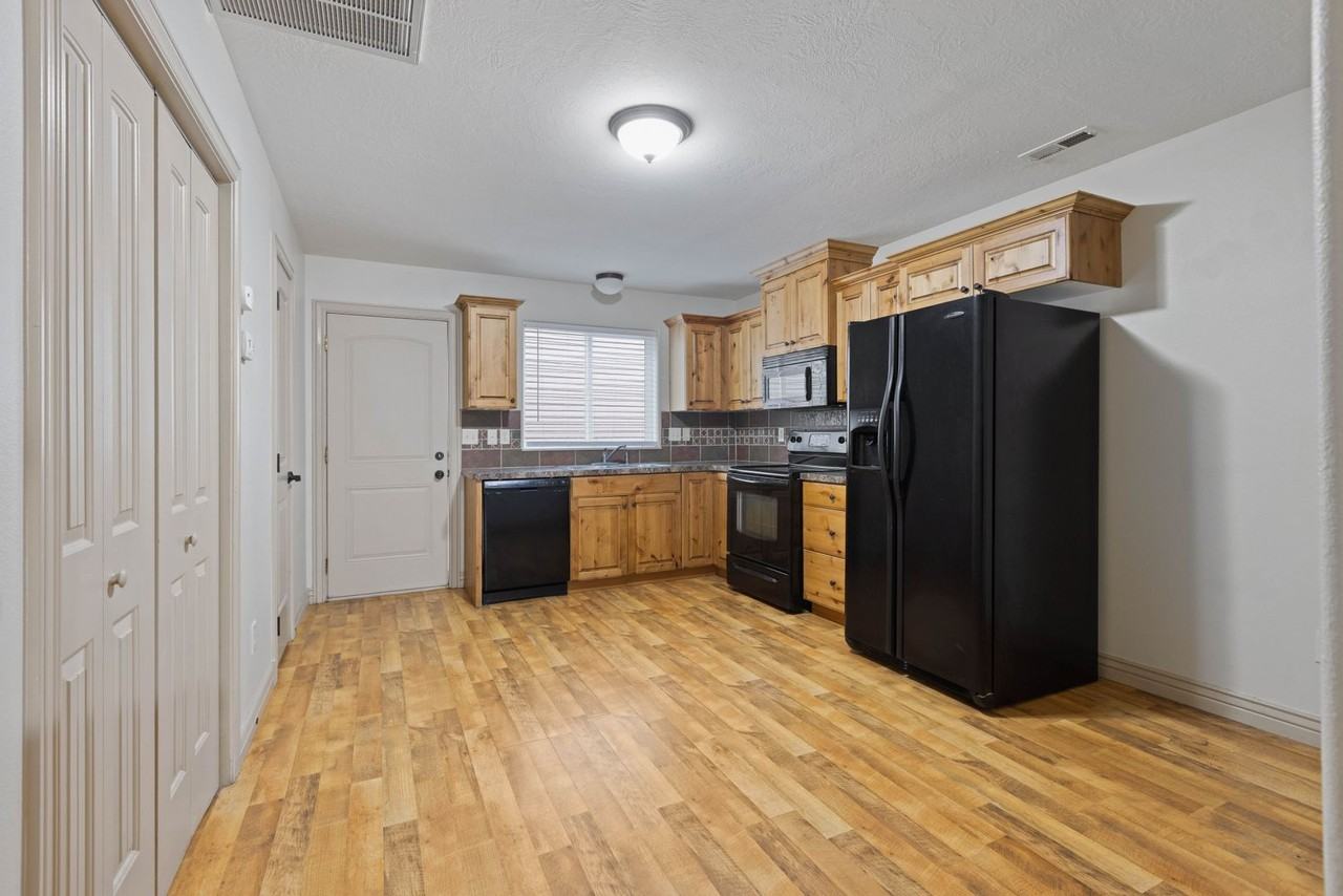593 Countryside Ave - Photo 3 of 27