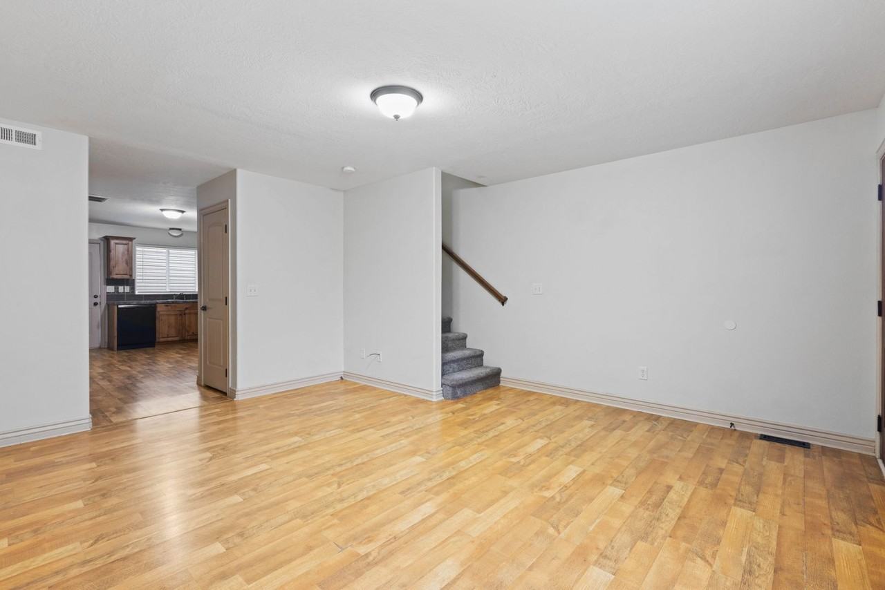593 Countryside Ave - Photo 5 of 28