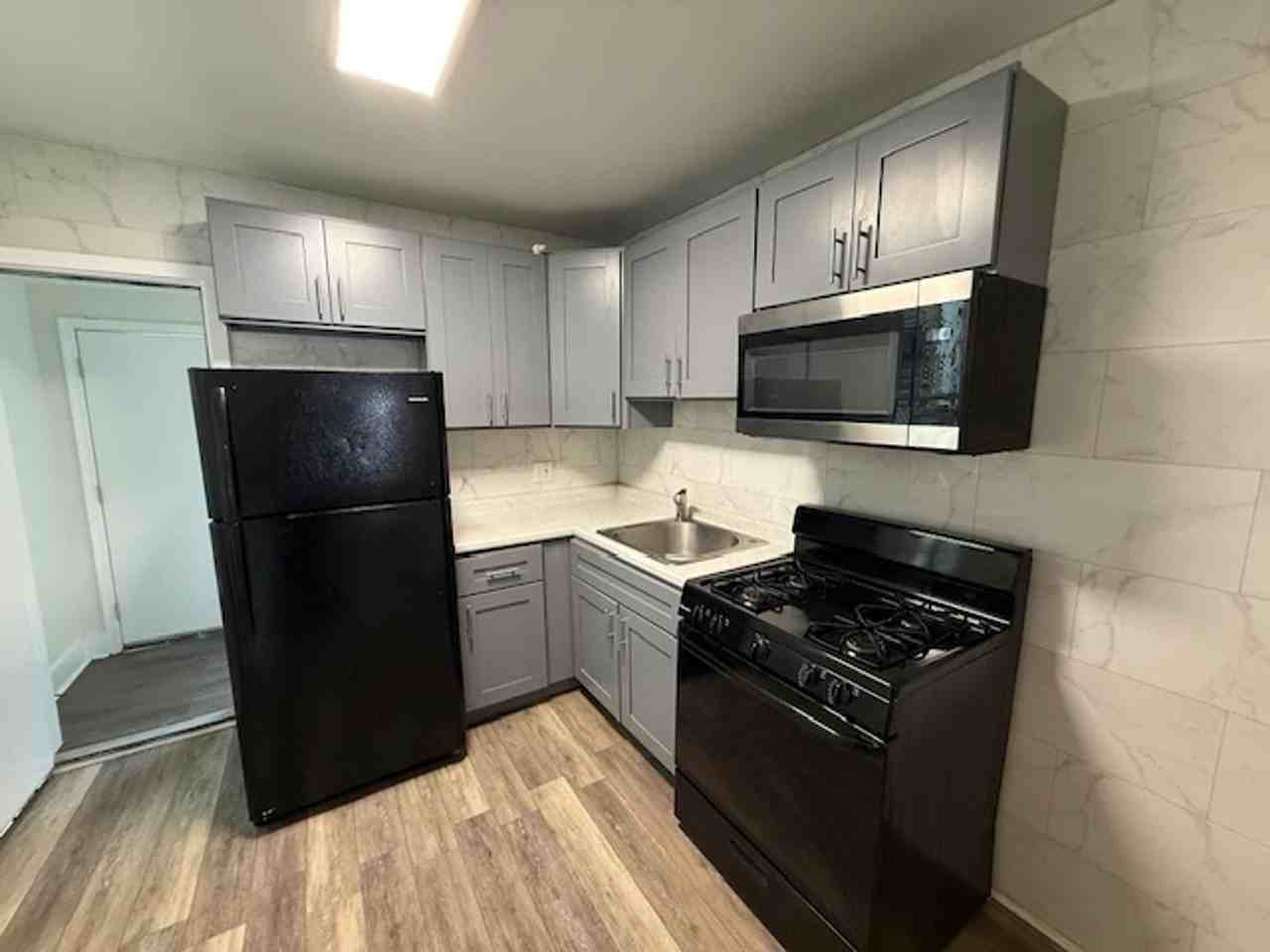 2546 N Jessup St - Photo 2 of 10