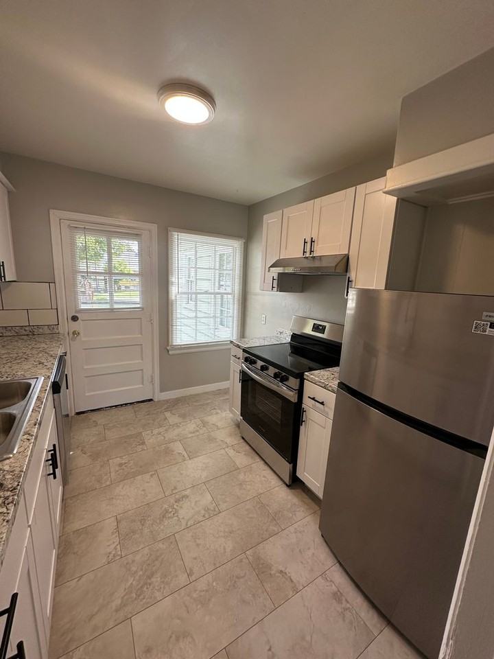 1709 Hugur Ave - Photo 2 of 11