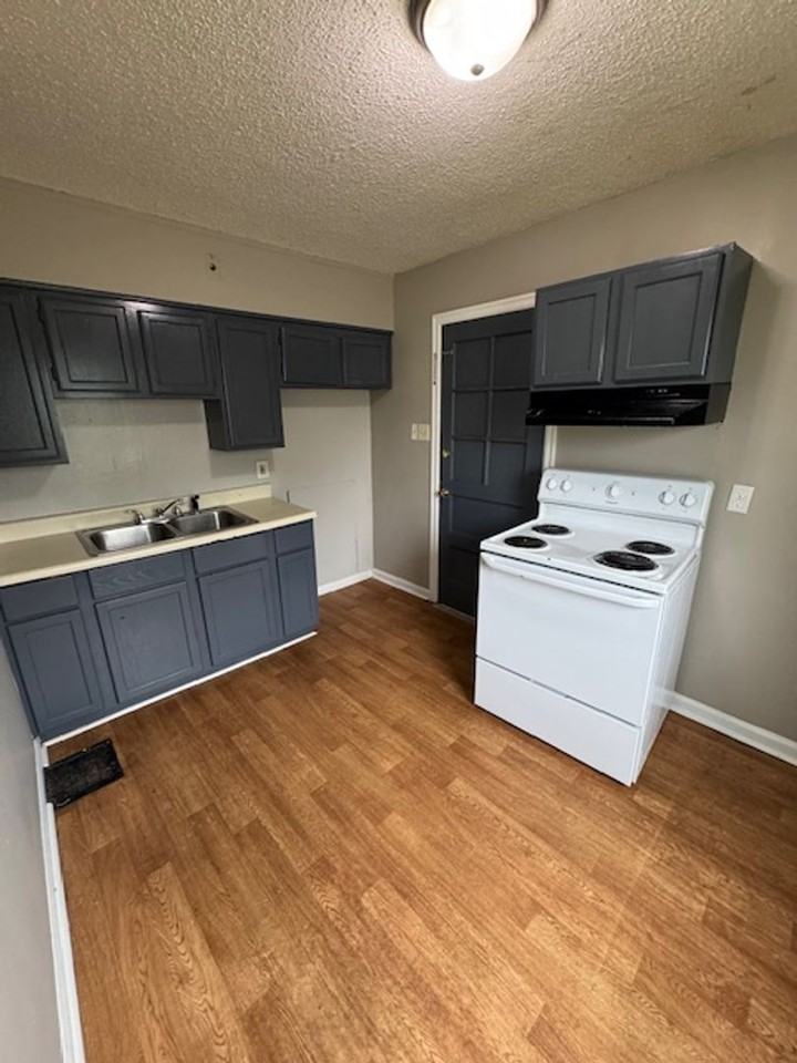 3531 Bowser Ave - Photo 3 of 6