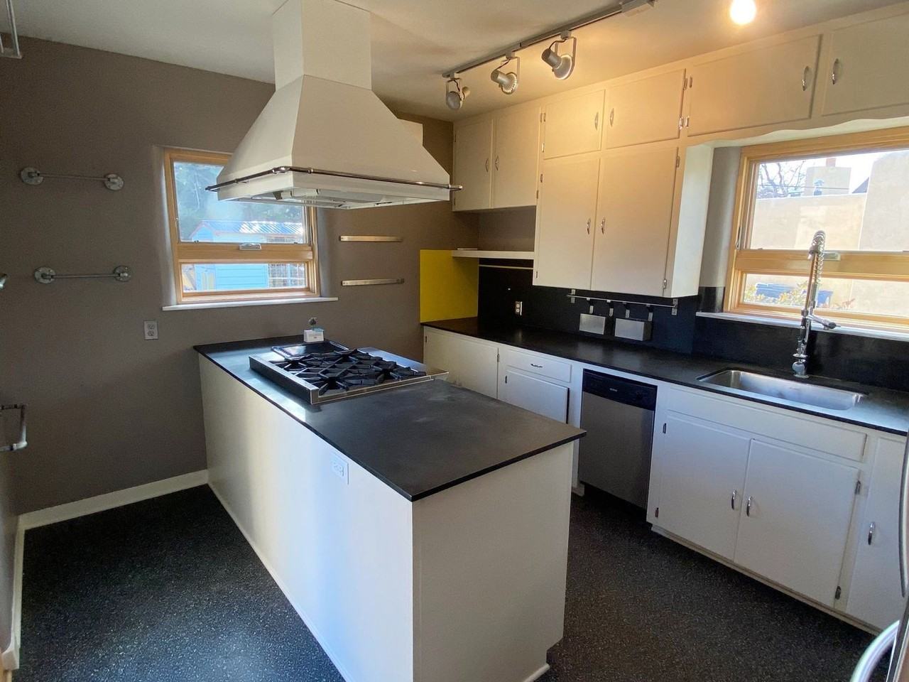 4216 Roma Ave Ne - Photo 3 of 19