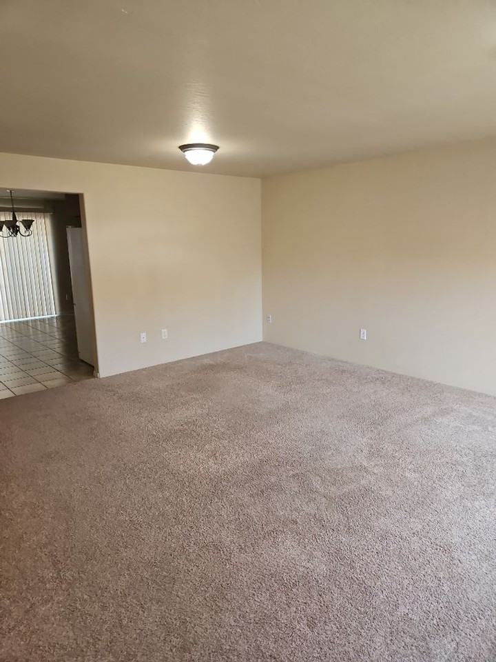 145 N Royal Ave - Photo 2 of 7