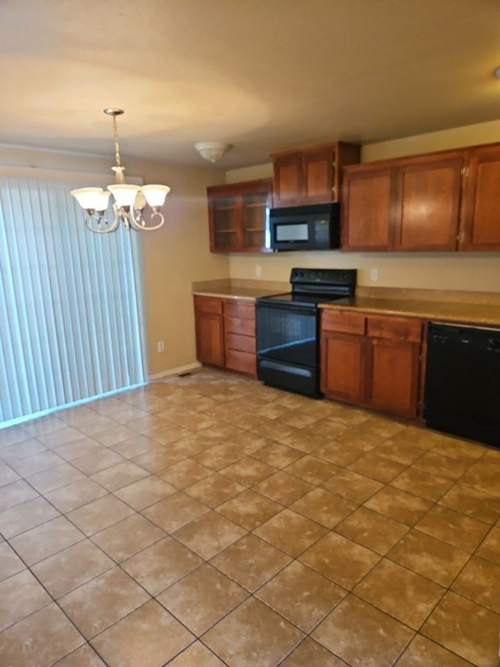 145 N Royal Ave - Photo 3 of 7